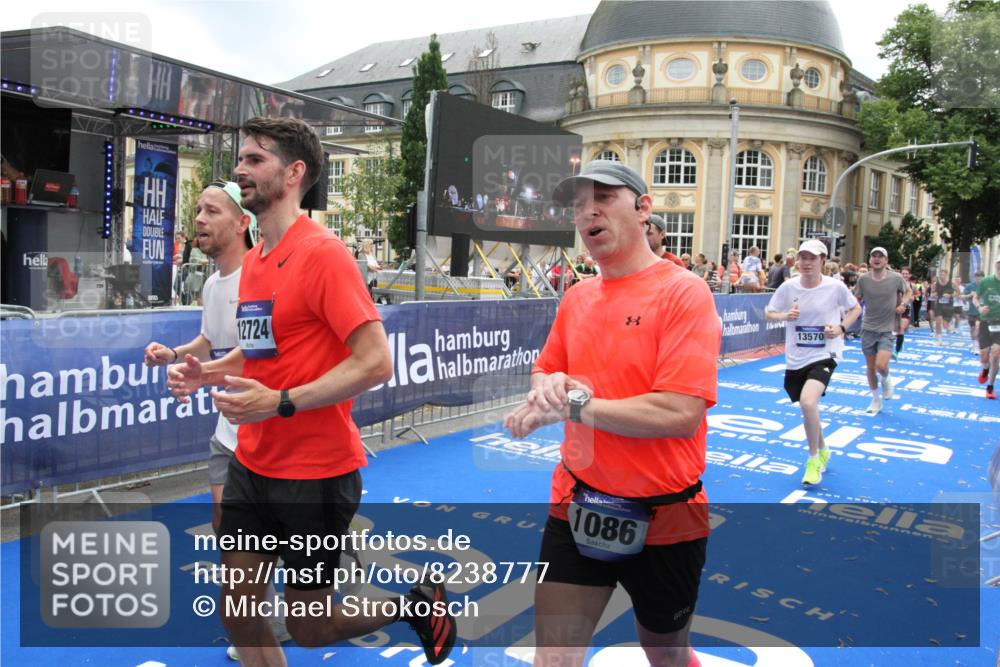 29.06.2025 - hella hamburg halbmarathon Michael Strokosch http://msf.ph/oto/8238777 29.06.2025 10:48:10 Ziel 1086, 1914, 4324, 4711, 9544, 9626, 9638, 12706, 12724, 12747, 13570, 14192, 15973, 16094, 16149, 16269 meine-sportfotos.de
