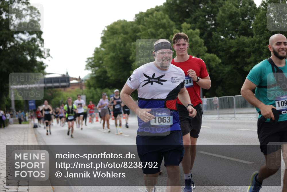 29.06.2025 - hella hamburg halbmarathon Jannik Wohlers http://msf.ph/oto/8238792 29.06.2025 10:29:15 Lombardsbrücke 1063, 1661, 3524, 4349, 4395, 5350, 6285, 7517, 7832, 9937, 10322, 10996, 11249, 11269, 11376, 11444, 11634, 12086, 12216, 12227, 13382, 13810, 15266, 16306, 16659, 16662, 17496, 17945, 18385 meine-sportfotos.de