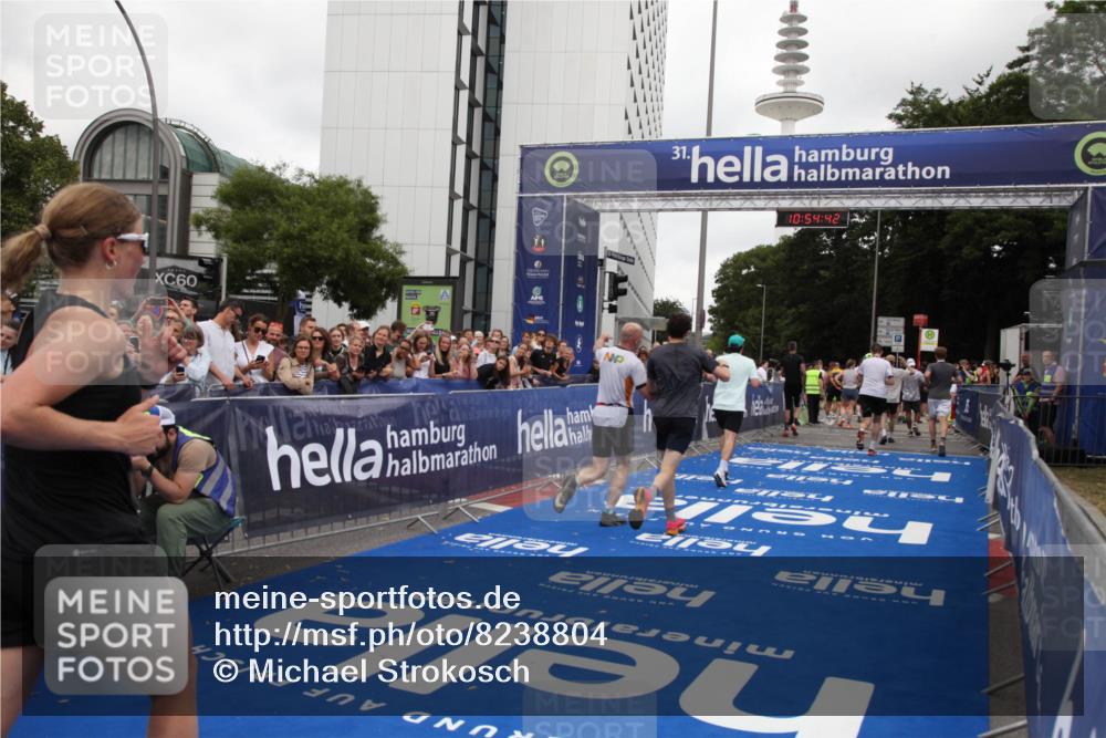 29.06.2025 - hella hamburg halbmarathon Michael Strokosch http://msf.ph/oto/8238804 29.06.2025 10:54:41 Ziel 1125, 2474, 3310, 5259, 7478, 8798, 9012, 10040, 10368, 10376, 12489, 12607, 15389, 15584, 17765, 19000 meine-sportfotos.de