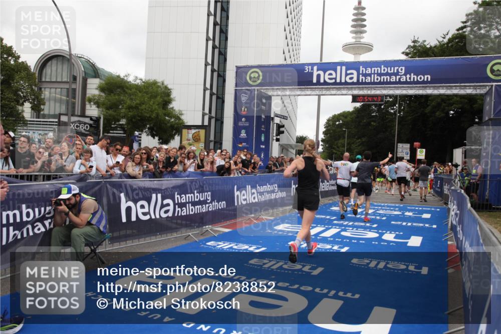 29.06.2025 - hella hamburg halbmarathon Michael Strokosch http://msf.ph/oto/8238852 29.06.2025 10:54:42 Ziel 1125, 1496, 2474, 3310, 5259, 7478, 9012, 10040, 10368, 10376, 12489, 15389, 15584, 17765, 19000 meine-sportfotos.de