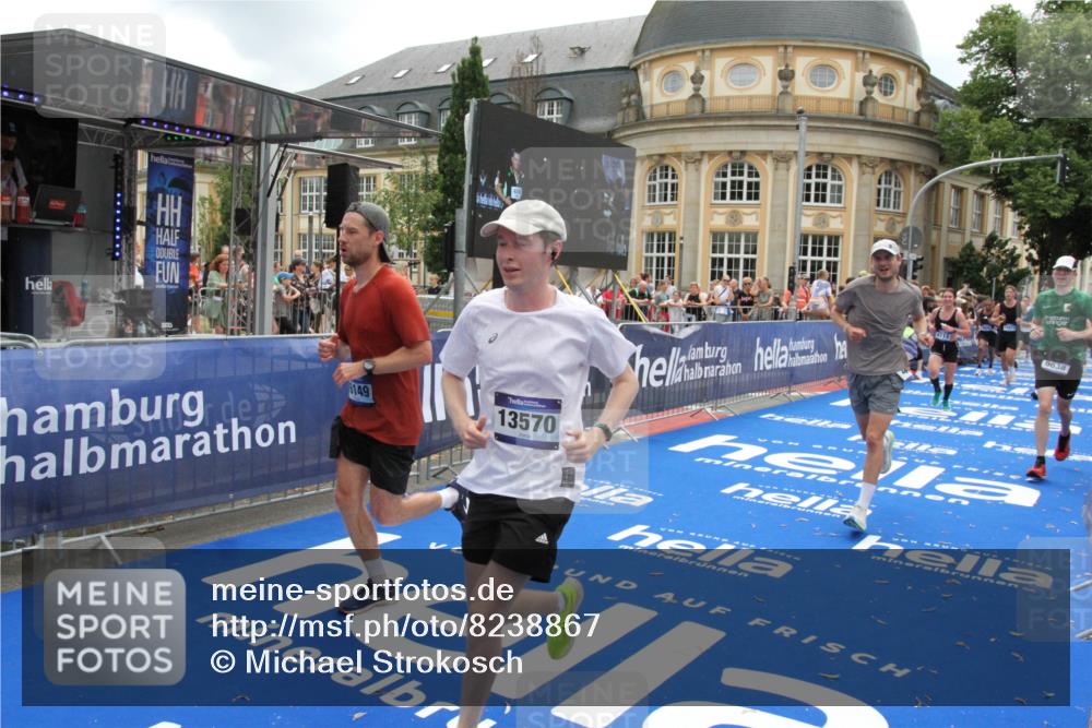 29.06.2025 - hella hamburg halbmarathon Michael Strokosch http://msf.ph/oto/8238867 29.06.2025 10:48:10 Ziel 1086, 1914, 4324, 4711, 9544, 9626, 9638, 12706, 12724, 12747, 13570, 14192, 15973, 16094, 16149, 16269 meine-sportfotos.de