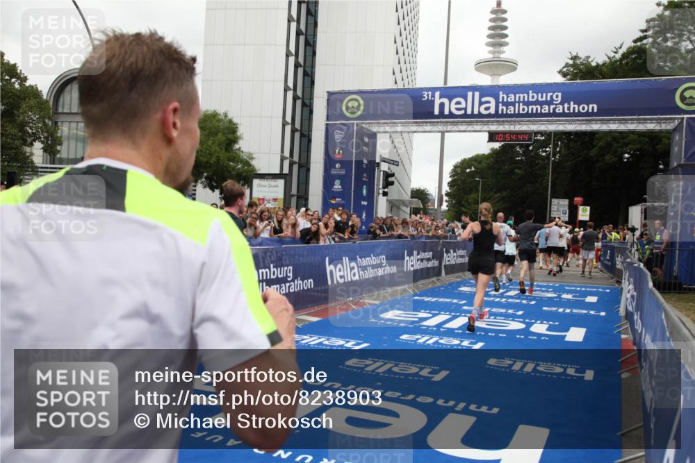 29.06.2025 - hella hamburg halbmarathon Michael Strokosch http://msf.ph/oto/8238903 29.06.2025 10:54:43 Ziel 1125, 1496, 3310, 5259, 7478, 8449, 9012, 10040, 10368, 10376, 12489, 14239, 15389, 15408, 15584, 17231, 17765, 19000 meine-sportfotos.de