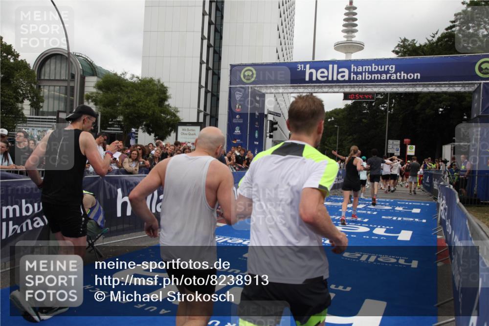 29.06.2025 - hella hamburg halbmarathon Michael Strokosch http://msf.ph/oto/8238913 29.06.2025 10:54:43 Ziel 1125, 1496, 3310, 5259, 7478, 8449, 9012, 10040, 10368, 10376, 12489, 14239, 15389, 15408, 15584, 17231, 17765, 19000 meine-sportfotos.de