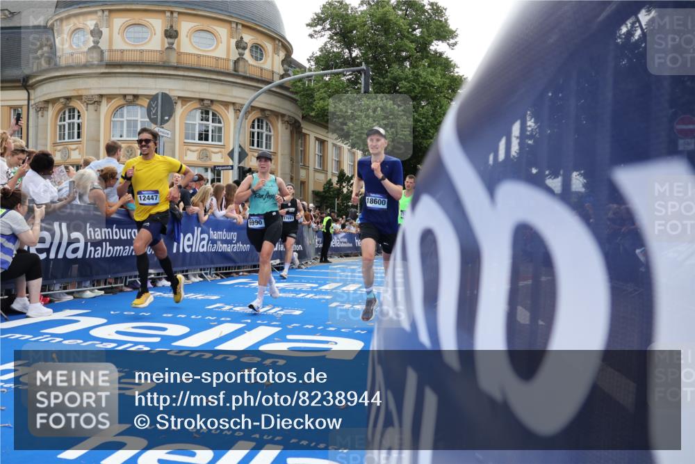 29.06.2025 - hella hamburg halbmarathon Strokosch-Dieckow http://msf.ph/oto/8238944 29.06.2025 10:36:11 Ziel 2774, 6032, 6829, 6990, 6993, 12168, 12447, 12488, 13991, 14601, 14875, 15115, 15348, 16158, 17078, 17329, 17691, 18600 meine-sportfotos.de