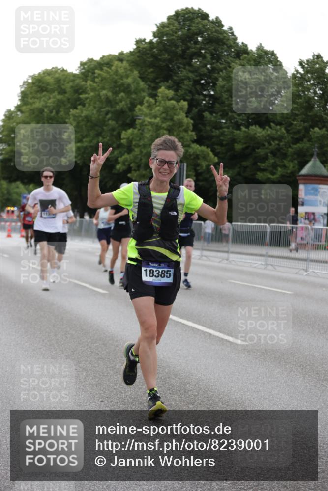 29.06.2025 - hella hamburg halbmarathon Jannik Wohlers http://msf.ph/oto/8239001 29.06.2025 10:29:20 Lombardsbrücke 1063, 1694, 2302, 2699, 3524, 4395, 4580, 5350, 7517, 7832, 8388, 9095, 9937, 10996, 11269, 11376, 11444, 11634, 12086, 12216, 12227, 12305, 13031, 13810, 15266, 16306, 17945, 18385 meine-sportfotos.de