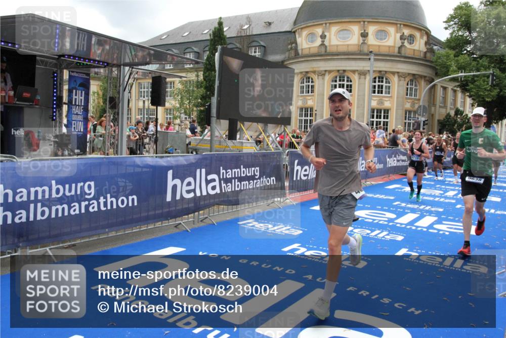 29.06.2025 - hella hamburg halbmarathon Michael Strokosch http://msf.ph/oto/8239004 29.06.2025 10:48:11 Ziel 1086, 1914, 4324, 4711, 9544, 9626, 9638, 12685, 12706, 12724, 12747, 13570, 14192, 14814, 15590, 15973, 15981, 16094, 16149, 16269 meine-sportfotos.de
