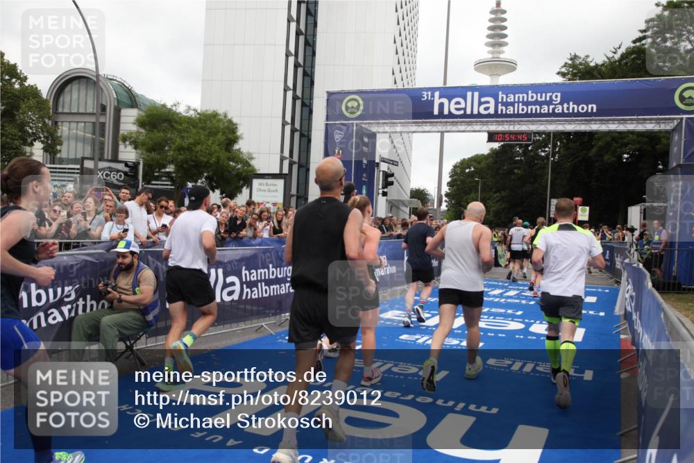 29.06.2025 - hella hamburg halbmarathon Michael Strokosch http://msf.ph/oto/8239012 29.06.2025 10:54:44 Ziel 1125, 1496, 2561, 3310, 7478, 8449, 9012, 10040, 10368, 10376, 12489, 13147, 14239, 15389, 15408, 15584, 17231, 17765, 19000 meine-sportfotos.de