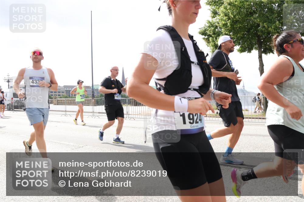 29.06.2025 - hella hamburg halbmarathon Lena Gebhardt http://msf.ph/oto/8239019 29.06.2025 10:45:17 Lombardsbrücke 1024, 1273, 1629, 1685, 1713, 1798, 1924, 2007, 2216, 2217, 2657, 2664, 2779, 2973, 3160, 3164, 3357, 3377, 3570, 3879, 3993, 4099, 4102, 4186, 4224, 4275, 4306, 4337, 4504, 4820, 4851, 5099, 5108, 5190, 5339, 5636, 5949, 6150, 6509, 6763, 6788, 6841, 6888, 6911, 6922, 6980, 7283, 7530, 7541, 7699, 7859, 7912, 8582, 8594, 8605, 8762, 8907, 9036, 9620, 10030, 10182, 10225, 10562, 10566, 10668, 10707, 11314, 12198, 12332, 12334, 12394, 13039, 13261 meine-sportfotos.de