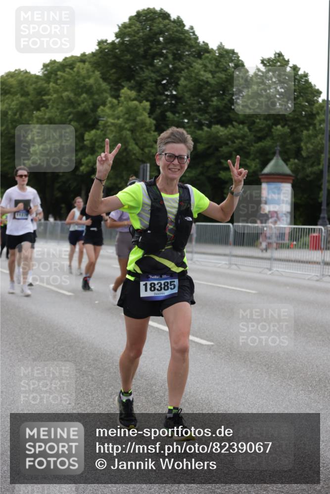 29.06.2025 - hella hamburg halbmarathon Jannik Wohlers http://msf.ph/oto/8239067 29.06.2025 10:29:21 Lombardsbrücke 1063, 1694, 2302, 2699, 3524, 4395, 4580, 5350, 7517, 7832, 8388, 9095, 9937, 10996, 11269, 11376, 11444, 11634, 12216, 12227, 12305, 13031, 13810, 15266, 16306, 17945, 18385 meine-sportfotos.de
