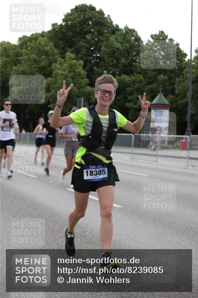 29.06.2025 - hella hamburg halbmarathon Jannik Wohlers http://msf.ph/oto/8239085 29.06.2025 10:29:21 Lombardsbrücke 1063, 1694, 2302, 2699, 3524, 4395, 4580, 5350, 7517, 7832, 8388, 9095, 9937, 10996, 11269, 11376, 11444, 11634, 12216, 12227, 12305, 13031, 13810, 15266, 16306, 17945, 18385 meine-sportfotos.de