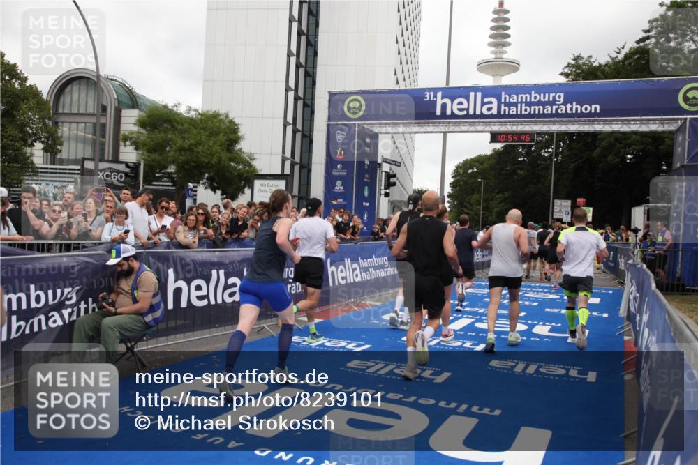 29.06.2025 - hella hamburg halbmarathon Michael Strokosch http://msf.ph/oto/8239101 29.06.2025 10:54:45 Ziel 1125, 1496, 2561, 3310, 6587, 7478, 8449, 9012, 9227, 10040, 10368, 10376, 12489, 13147, 14239, 15389, 15408, 15584, 17231, 17765, 19000 meine-sportfotos.de