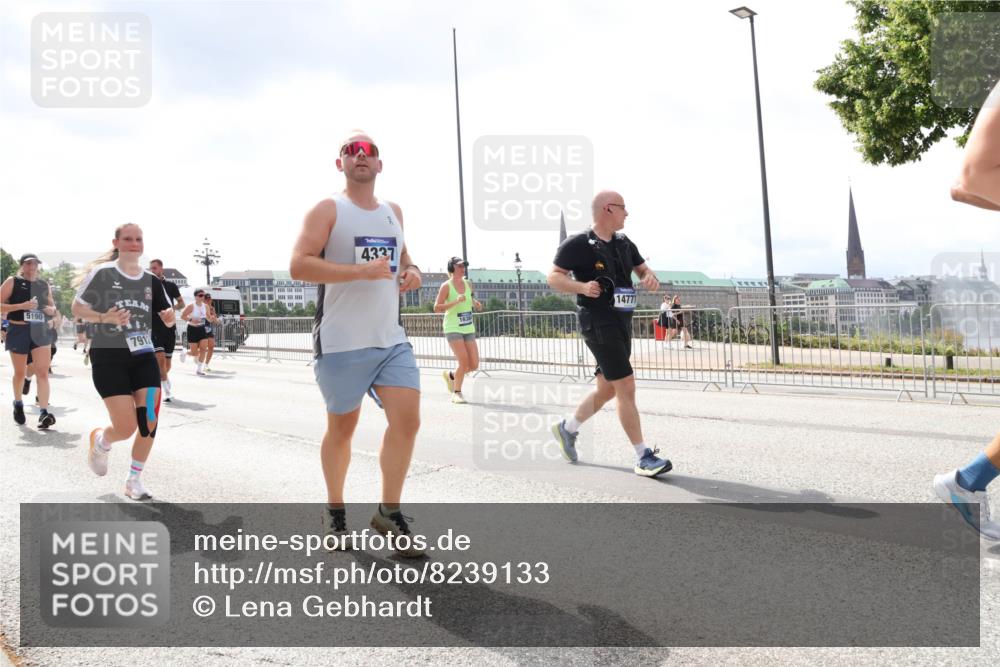 29.06.2025 - hella hamburg halbmarathon Lena Gebhardt http://msf.ph/oto/8239133 29.06.2025 10:45:17 Lombardsbrücke 1024, 1273, 1629, 1685, 1713, 1798, 1924, 2007, 2216, 2217, 2657, 2664, 2779, 2973, 3160, 3164, 3357, 3377, 3570, 3879, 3993, 4099, 4102, 4186, 4224, 4275, 4306, 4337, 4504, 4820, 4851, 5099, 5108, 5190, 5339, 5636, 5949, 6150, 6509, 6763, 6788, 6841, 6888, 6911, 6922, 6980, 7283, 7530, 7541, 7699, 7859, 7912, 8582, 8594, 8605, 8762, 8907, 9036, 9620, 10030, 10182, 10225, 10562, 10566, 10668, 10707, 11314, 12198, 12332, 12334, 12394, 13039, 13261 meine-sportfotos.de