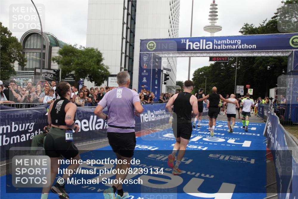 29.06.2025 - hella hamburg halbmarathon Michael Strokosch http://msf.ph/oto/8239134 29.06.2025 10:54:46 Ziel 1125, 1496, 2561, 3310, 6587, 7478, 8449, 9012, 9227, 12186, 12489, 13147, 14239, 15389, 15408, 15584, 17231, 17765, 19000 meine-sportfotos.de