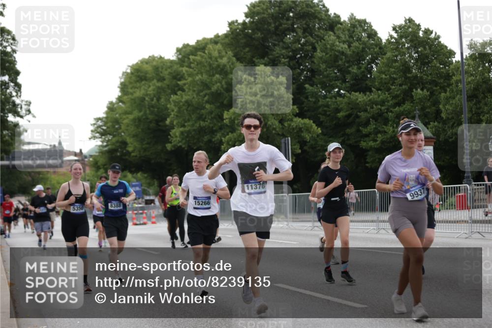 29.06.2025 - hella hamburg halbmarathon Jannik Wohlers http://msf.ph/oto/8239135 29.06.2025 10:29:22 Lombardsbrücke 1063, 1694, 2302, 2699, 3524, 4395, 4580, 5350, 7517, 7832, 8388, 9095, 9937, 10996, 11269, 11376, 11444, 11634, 12216, 12227, 12305, 13031, 13810, 15266, 16306, 17945, 18385 meine-sportfotos.de