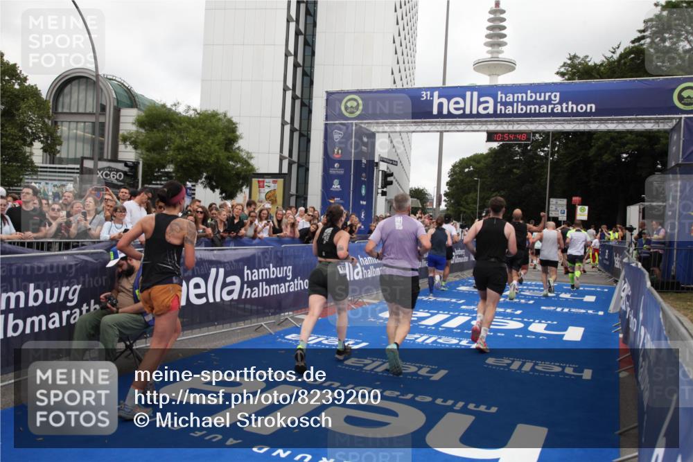 29.06.2025 - hella hamburg halbmarathon Michael Strokosch http://msf.ph/oto/8239200 29.06.2025 10:54:47 Ziel 1125, 1496, 2029, 2561, 3310, 6587, 7478, 8449, 9227, 10044, 12186, 12489, 13147, 14239, 15389, 15408, 15584, 17231, 17765, 19000 meine-sportfotos.de