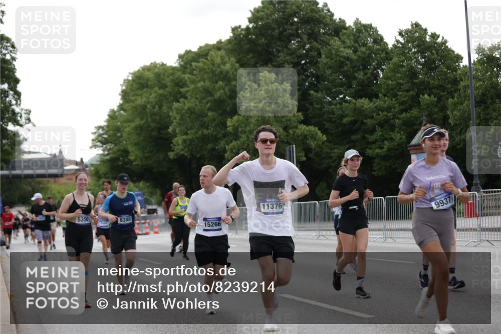 29.06.2025 - hella hamburg halbmarathon Jannik Wohlers http://msf.ph/oto/8239214 29.06.2025 10:29:23 Lombardsbrücke 1063, 1694, 2302, 2699, 3524, 4395, 4580, 5350, 7832, 8388, 8941, 9095, 9937, 11269, 11376, 11444, 11634, 12216, 12227, 12305, 13031, 13810, 15266, 16306, 17529, 17945, 18385 meine-sportfotos.de