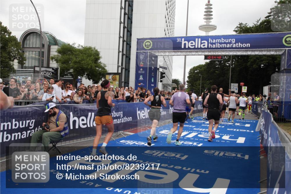 29.06.2025 - hella hamburg halbmarathon Michael Strokosch http://msf.ph/oto/8239217 29.06.2025 10:54:47 Ziel 1125, 1496, 2029, 2561, 3310, 6587, 7478, 8449, 9227, 10044, 12186, 12489, 13147, 14239, 15389, 15408, 15584, 17231, 17765, 19000 meine-sportfotos.de