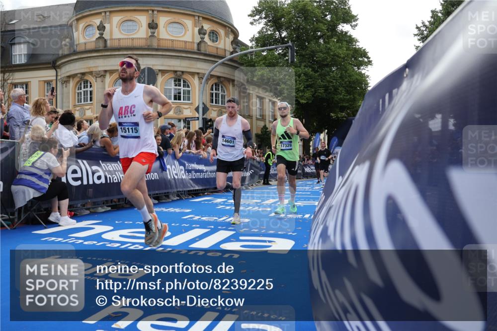 29.06.2025 - hella hamburg halbmarathon Strokosch-Dieckow http://msf.ph/oto/8239225 29.06.2025 10:36:15 Ziel 2774, 6829, 6990, 6993, 12051, 12447, 13991, 14075, 14601, 15115, 15348, 16158, 17078, 17192, 17329, 17691, 18600 meine-sportfotos.de