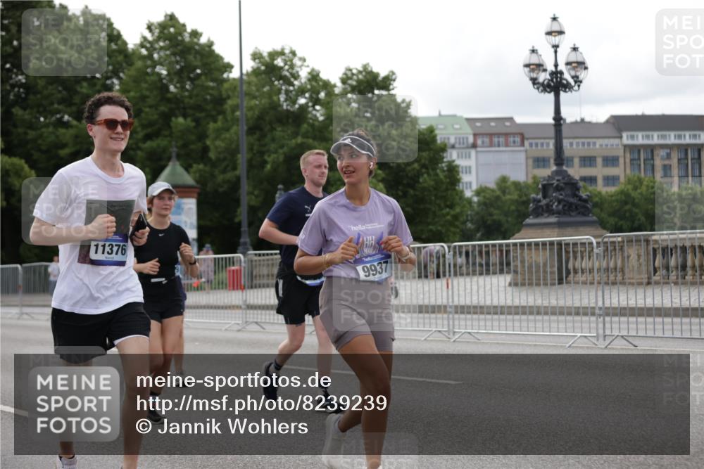 29.06.2025 - hella hamburg halbmarathon Jannik Wohlers http://msf.ph/oto/8239239 29.06.2025 10:29:23 Lombardsbrücke 1063, 1694, 2302, 2699, 3524, 4395, 4580, 5350, 7832, 8388, 8941, 9095, 9937, 11269, 11376, 11444, 11634, 12216, 12227, 12305, 13031, 13810, 15266, 16306, 17529, 17945, 18385 meine-sportfotos.de