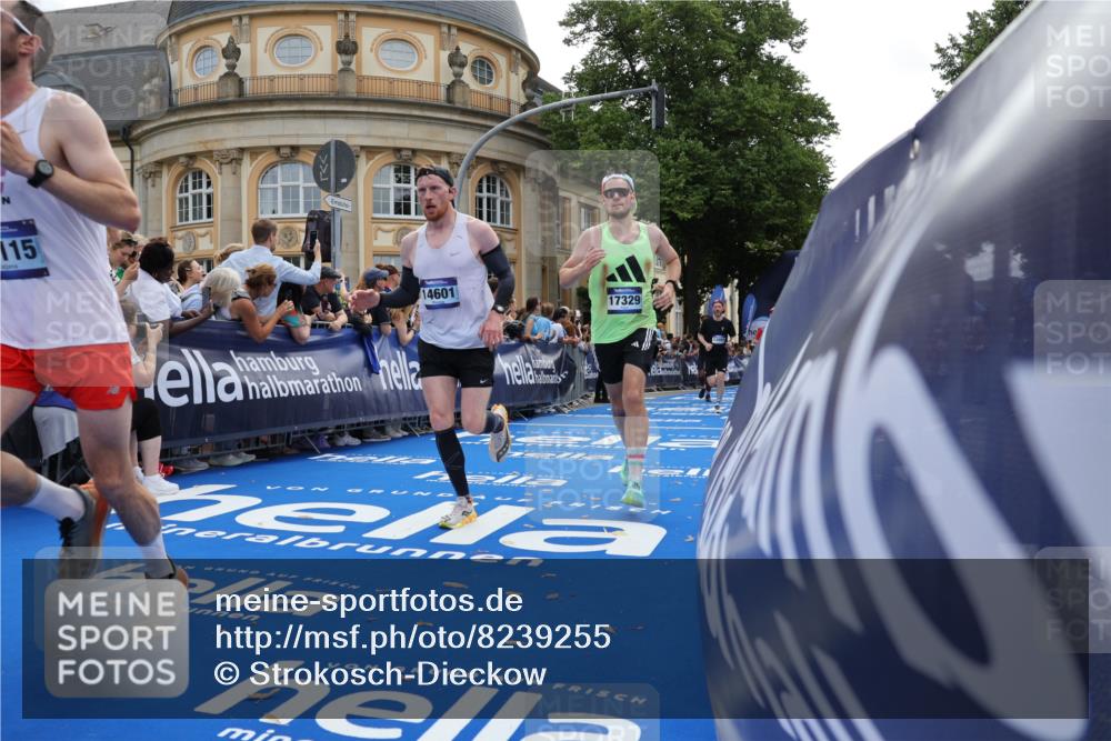 29.06.2025 - hella hamburg halbmarathon Strokosch-Dieckow http://msf.ph/oto/8239255 29.06.2025 10:36:16 Ziel 2774, 6829, 6990, 6993, 12051, 12447, 13991, 14075, 14601, 15115, 15348, 16158, 17078, 17192, 17329, 17691 meine-sportfotos.de