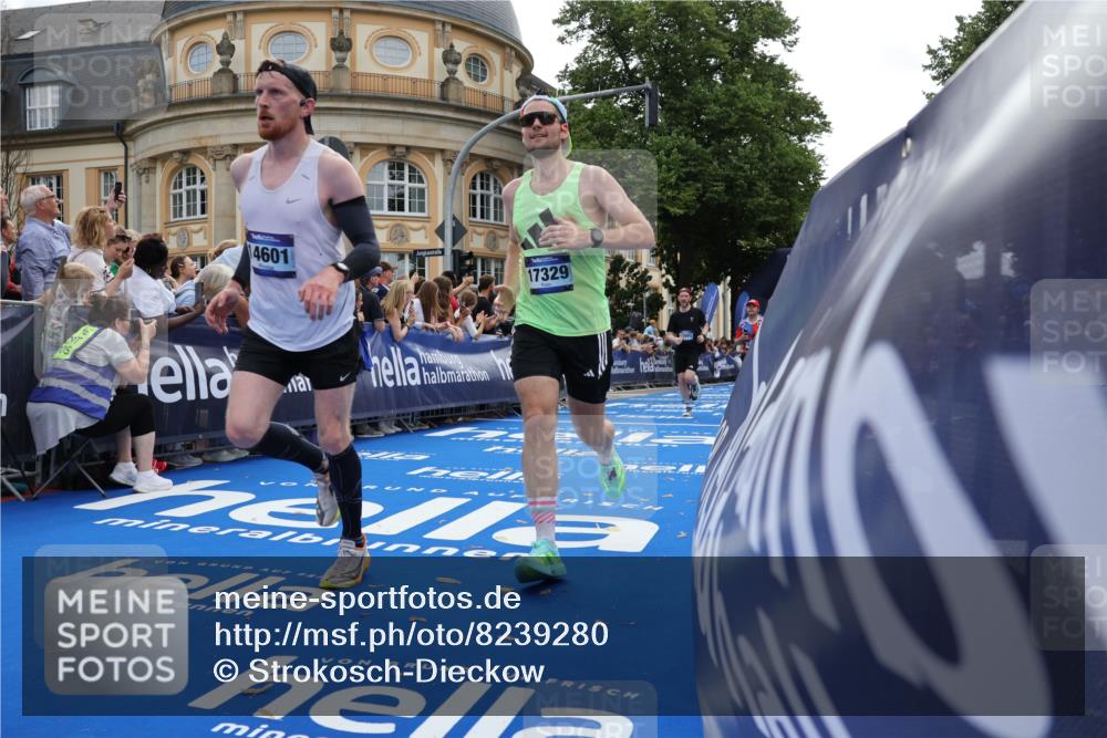 29.06.2025 - hella hamburg halbmarathon Strokosch-Dieckow http://msf.ph/oto/8239280 29.06.2025 10:36:16 Ziel 2774, 6829, 6990, 6993, 12051, 12447, 13991, 14075, 14601, 15115, 15348, 16158, 17078, 17192, 17329, 17691 meine-sportfotos.de