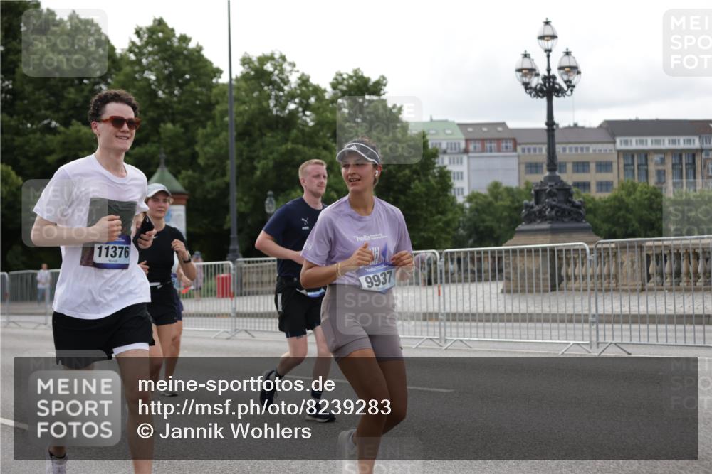 29.06.2025 - hella hamburg halbmarathon Jannik Wohlers http://msf.ph/oto/8239283 29.06.2025 10:29:24 Lombardsbrücke 1063, 1694, 2302, 2699, 4395, 4580, 5350, 8388, 8941, 9095, 9937, 11269, 11376, 11444, 11634, 12216, 12227, 12305, 13031, 13810, 15266, 17529, 18385 meine-sportfotos.de
