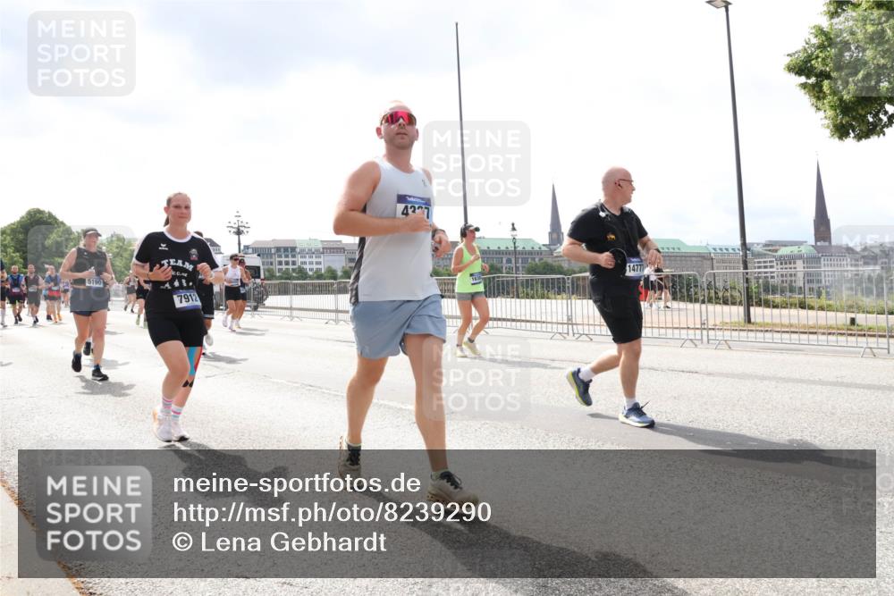29.06.2025 - hella hamburg halbmarathon Lena Gebhardt http://msf.ph/oto/8239290 29.06.2025 10:45:17 Lombardsbrücke 1024, 1273, 1629, 1685, 1713, 1798, 1924, 2007, 2216, 2217, 2657, 2664, 2779, 2973, 3160, 3164, 3357, 3377, 3570, 3879, 3993, 4099, 4102, 4186, 4224, 4275, 4306, 4337, 4504, 4820, 4851, 5099, 5108, 5190, 5339, 5636, 5949, 6150, 6509, 6763, 6788, 6841, 6888, 6911, 6922, 6980, 7283, 7530, 7541, 7699, 7859, 7912, 8582, 8594, 8605, 8762, 8907, 9036, 9620, 10030, 10182, 10225, 10562, 10566, 10668, 10707, 11314, 12198, 12332, 12334, 12394, 13039, 13261 meine-sportfotos.de