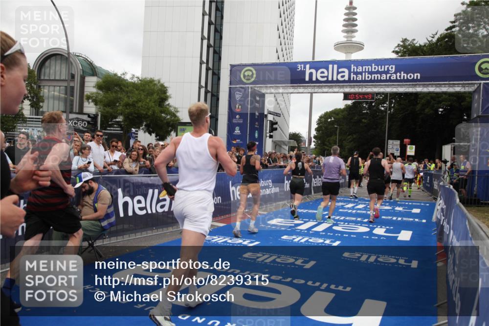 29.06.2025 - hella hamburg halbmarathon Michael Strokosch http://msf.ph/oto/8239315 29.06.2025 10:54:48 Ziel 1125, 1496, 2029, 2561, 3310, 4231, 6587, 7478, 8449, 9227, 10044, 12186, 12489, 13147, 14239, 15389, 15408, 15584, 17231, 17765, 19000 meine-sportfotos.de