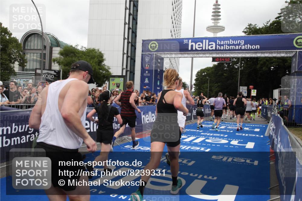 29.06.2025 - hella hamburg halbmarathon Michael Strokosch http://msf.ph/oto/8239331 29.06.2025 10:54:49 Ziel 1125, 1496, 2029, 2561, 3310, 4231, 6587, 7478, 8449, 9227, 10044, 12186, 12489, 13147, 14239, 15389, 15408, 15584, 17231, 17765, 19000 meine-sportfotos.de