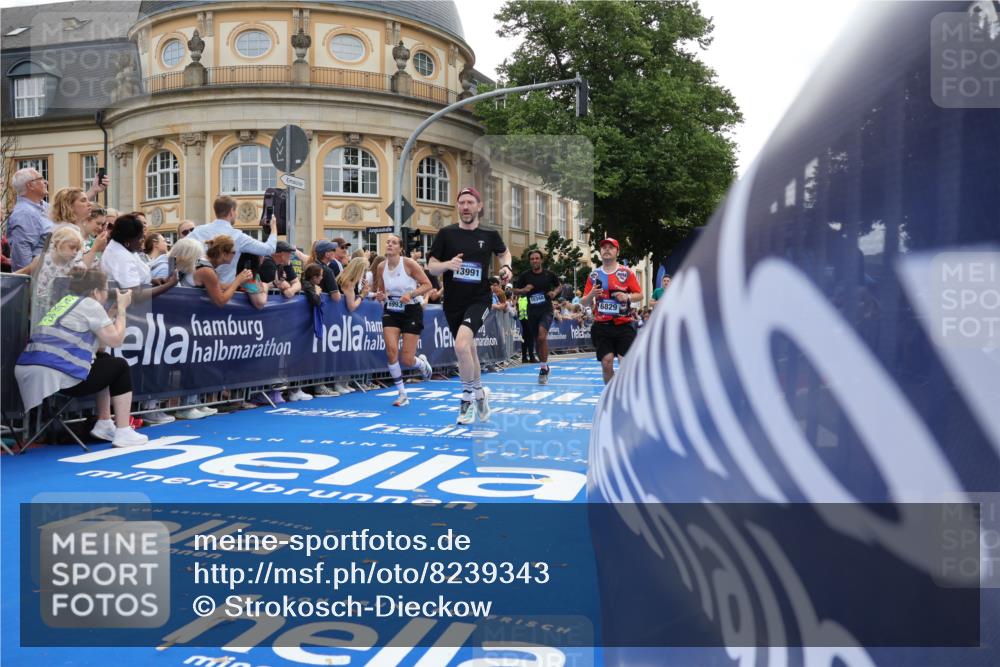 29.06.2025 - hella hamburg halbmarathon Strokosch-Dieckow http://msf.ph/oto/8239343 29.06.2025 10:36:17 Ziel 2774, 6829, 6993, 8084, 11304, 12051, 13991, 14075, 14601, 15115, 15348, 16158, 17192, 17329, 17691 meine-sportfotos.de