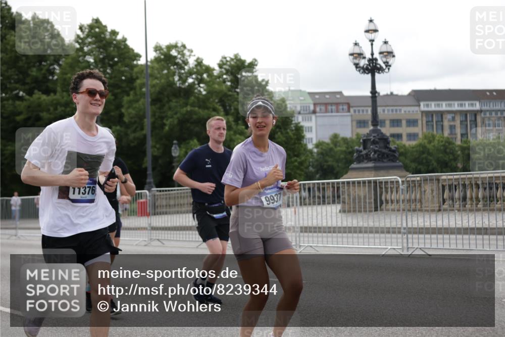 29.06.2025 - hella hamburg halbmarathon Jannik Wohlers http://msf.ph/oto/8239344 29.06.2025 10:29:24 Lombardsbrücke 1063, 1694, 2302, 2699, 4395, 4580, 5350, 8388, 8941, 9095, 9937, 11269, 11376, 11444, 11634, 12216, 12227, 12305, 13031, 13810, 15266, 17529, 18385 meine-sportfotos.de