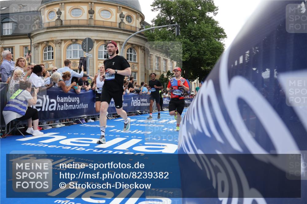 29.06.2025 - hella hamburg halbmarathon Strokosch-Dieckow http://msf.ph/oto/8239382 29.06.2025 10:36:18 Ziel 2774, 6829, 6993, 8084, 11304, 12051, 13991, 14075, 14601, 15115, 15348, 16158, 17192, 17329, 18062 meine-sportfotos.de