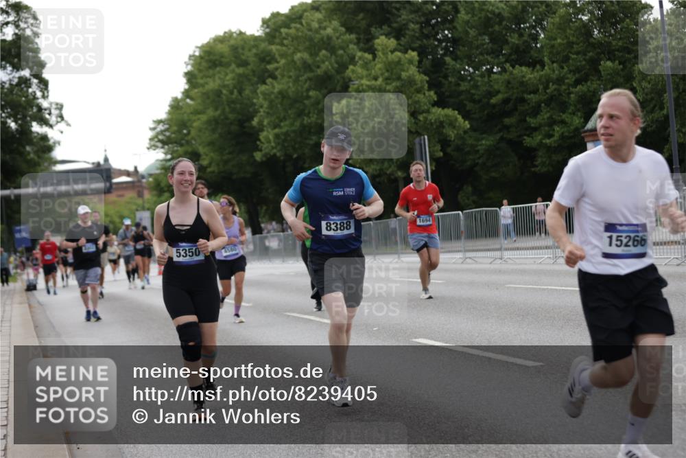 29.06.2025 - hella hamburg halbmarathon Jannik Wohlers http://msf.ph/oto/8239405 29.06.2025 10:29:24 Lombardsbrücke 1063, 1694, 2302, 2699, 4395, 4580, 5350, 8388, 8941, 9095, 9937, 11269, 11376, 11444, 11634, 12216, 12227, 12305, 13031, 13810, 15266, 17529, 18385 meine-sportfotos.de