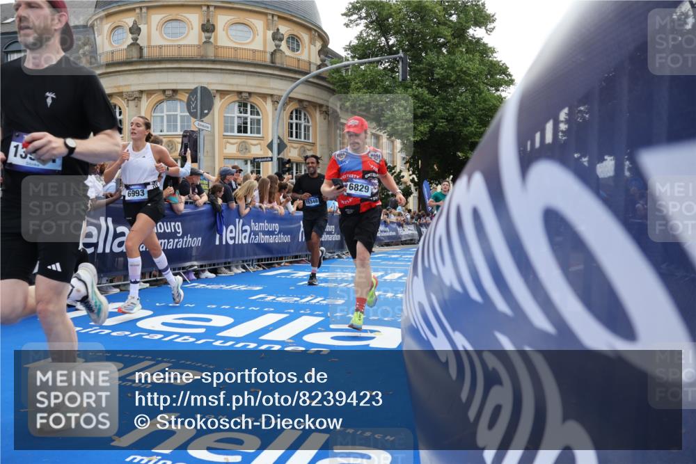 29.06.2025 - hella hamburg halbmarathon Strokosch-Dieckow http://msf.ph/oto/8239423 29.06.2025 10:36:18 Ziel 2774, 6829, 6993, 8084, 11304, 12051, 13991, 14075, 14601, 15115, 15348, 16158, 17192, 17329, 18062 meine-sportfotos.de