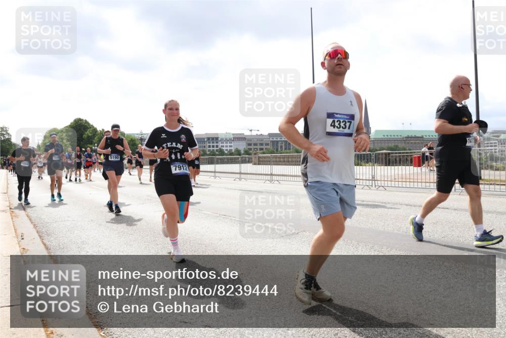 29.06.2025 - hella hamburg halbmarathon Lena Gebhardt http://msf.ph/oto/8239444 29.06.2025 10:45:17 Lombardsbrücke 1024, 1273, 1629, 1685, 1713, 1798, 1924, 2007, 2216, 2217, 2657, 2664, 2779, 2973, 3160, 3164, 3357, 3377, 3570, 3879, 3993, 4099, 4102, 4186, 4224, 4275, 4306, 4337, 4504, 4820, 4851, 5099, 5108, 5190, 5339, 5636, 5949, 6150, 6509, 6763, 6788, 6841, 6888, 6911, 6922, 6980, 7283, 7530, 7541, 7699, 7859, 7912, 8582, 8594, 8605, 8762, 8907, 9036, 9620, 10030, 10182, 10225, 10562, 10566, 10668, 10707, 11314, 12198, 12332, 12334, 12394, 13039, 13261 meine-sportfotos.de