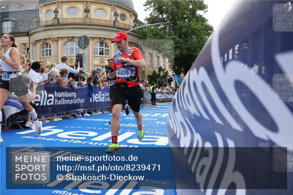 29.06.2025 - hella hamburg halbmarathon Strokosch-Dieckow http://msf.ph/oto/8239471 29.06.2025 10:36:19 Ziel 6829, 6993, 8084, 10404, 10852, 11304, 12051, 12916, 13991, 14075, 14601, 15115, 15348, 16158, 17192, 17329, 18062 meine-sportfotos.de
