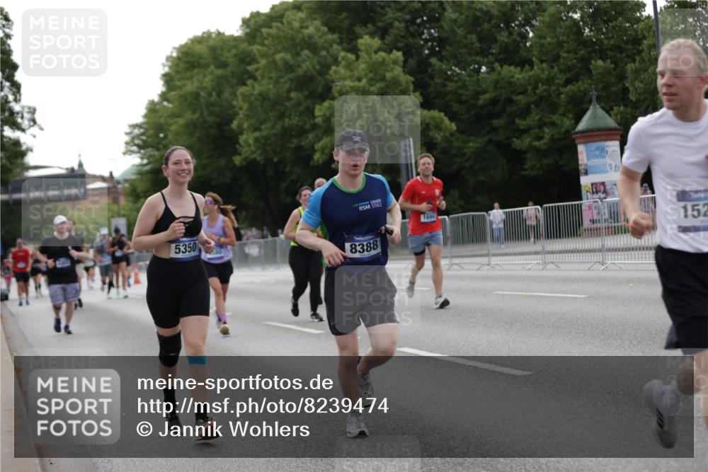 29.06.2025 - hella hamburg halbmarathon Jannik Wohlers http://msf.ph/oto/8239474 29.06.2025 10:29:25 Lombardsbrücke 1694, 2302, 2699, 4395, 4580, 5350, 8388, 8941, 9095, 9937, 11269, 11376, 11444, 11634, 12216, 12227, 12305, 12537, 13031, 13810, 15266, 17529, 18385 meine-sportfotos.de
