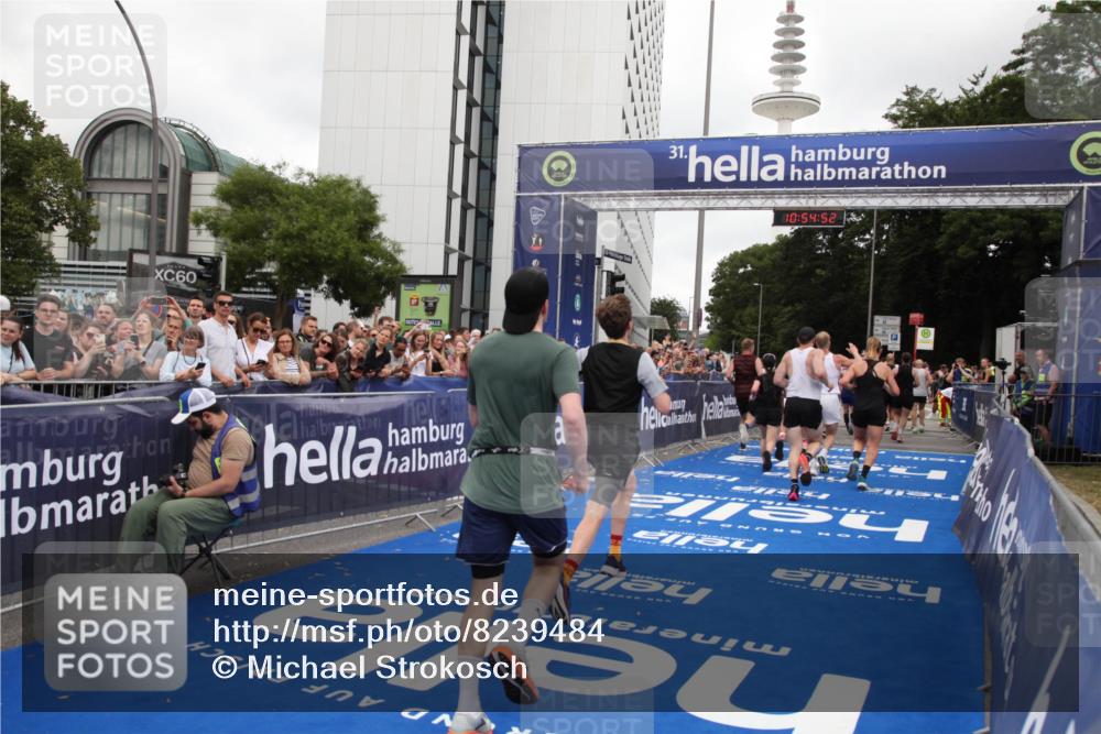 29.06.2025 - hella hamburg halbmarathon Michael Strokosch http://msf.ph/oto/8239484 29.06.2025 10:54:51 Ziel 1496, 2029, 2561, 4231, 6587, 8449, 9227, 10044, 12186, 13147, 14239, 15408, 17231, 17261 meine-sportfotos.de