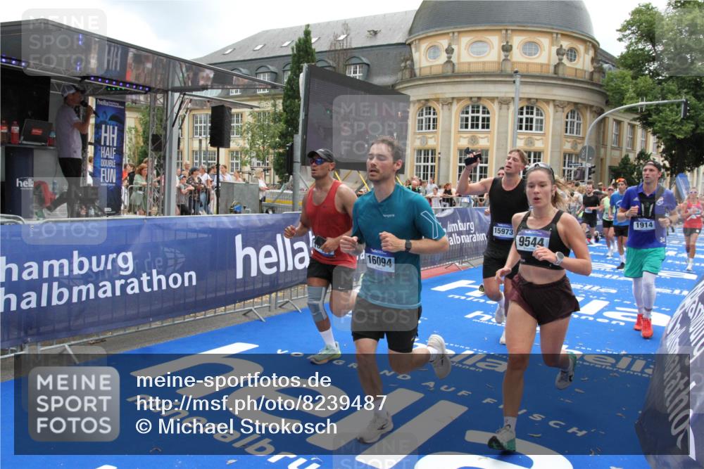 29.06.2025 - hella hamburg halbmarathon Michael Strokosch http://msf.ph/oto/8239487 29.06.2025 10:48:15 Ziel 1914, 4711, 7599, 8916, 9544, 9626, 11211, 12685, 14192, 14797, 14814, 15590, 15629, 15973, 15981, 16094, 16269, 19127 meine-sportfotos.de