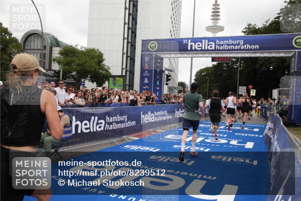 29.06.2025 - hella hamburg halbmarathon Michael Strokosch http://msf.ph/oto/8239512 29.06.2025 10:54:52 Ziel 1506, 2029, 2561, 4231, 6587, 8449, 9227, 10044, 12186, 13147, 14239, 14660, 15408, 17231, 17261 meine-sportfotos.de