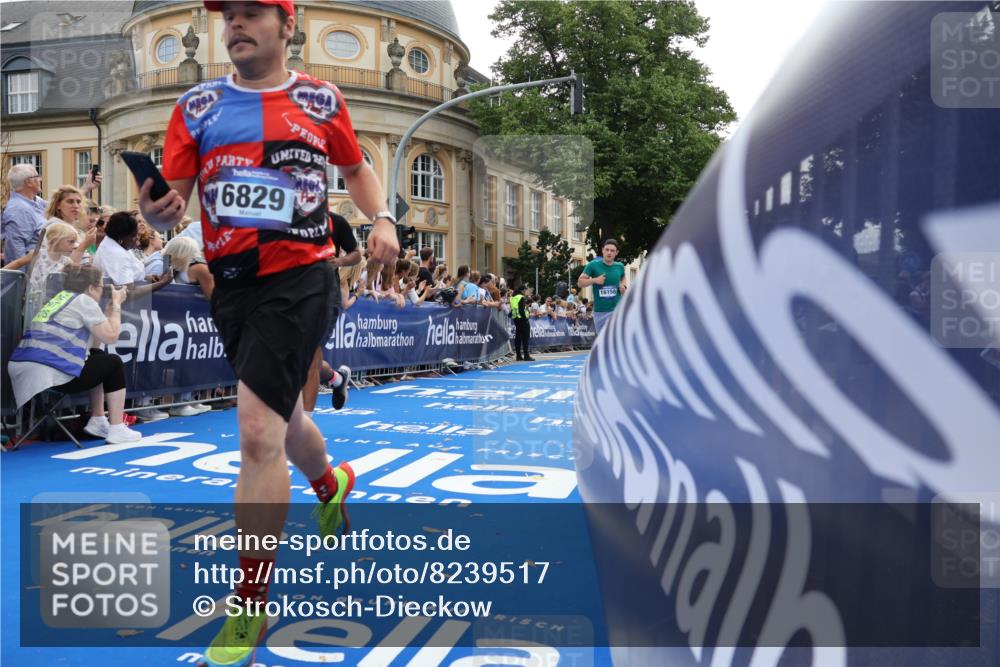 29.06.2025 - hella hamburg halbmarathon Strokosch-Dieckow http://msf.ph/oto/8239517 29.06.2025 10:36:19 Ziel 6829, 6993, 8084, 10404, 10852, 11304, 12051, 12916, 13991, 14075, 14601, 15115, 15348, 16158, 17192, 17329, 18062 meine-sportfotos.de