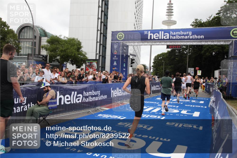 29.06.2025 - hella hamburg halbmarathon Michael Strokosch http://msf.ph/oto/8239522 29.06.2025 10:54:53 Ziel 1506, 2029, 2561, 4231, 6587, 9227, 10044, 12186, 13147, 14660, 17261 meine-sportfotos.de