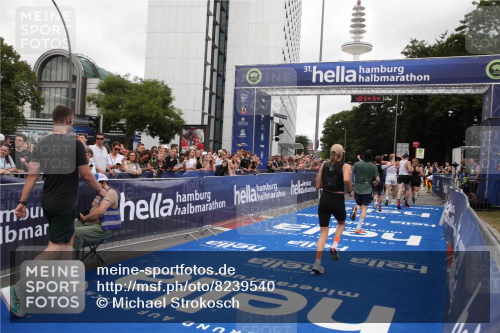 29.06.2025 - hella hamburg halbmarathon Michael Strokosch http://msf.ph/oto/8239540 29.06.2025 10:54:53 Ziel 1506, 2029, 2561, 4231, 6587, 9227, 10044, 12186, 13147, 14660, 17261 meine-sportfotos.de