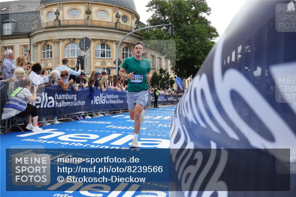 29.06.2025 - hella hamburg halbmarathon Strokosch-Dieckow http://msf.ph/oto/8239566 29.06.2025 10:36:20 Ziel 6829, 6993, 8084, 10404, 10680, 10852, 11304, 12051, 12916, 13991, 14075, 15348, 16158, 17192, 18062 meine-sportfotos.de