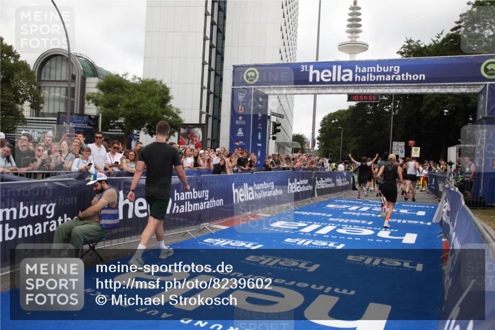 29.06.2025 - hella hamburg halbmarathon Michael Strokosch http://msf.ph/oto/8239602 29.06.2025 10:54:54 Ziel 1506, 2029, 4231, 6587, 9227, 10044, 12186, 14660, 16623, 16868, 17261 meine-sportfotos.de