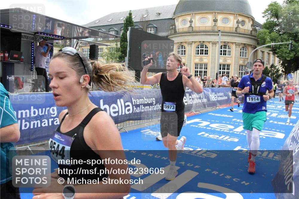 29.06.2025 - hella hamburg halbmarathon Michael Strokosch http://msf.ph/oto/8239605 29.06.2025 10:48:15 Ziel 1914, 4711, 7599, 8916, 9544, 9626, 11211, 12685, 14192, 14797, 14814, 15590, 15629, 15973, 15981, 16094, 16269, 19127 meine-sportfotos.de