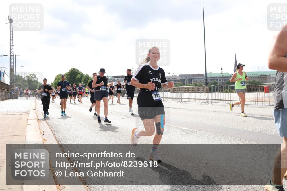 29.06.2025 - hella hamburg halbmarathon Lena Gebhardt http://msf.ph/oto/8239618 29.06.2025 10:45:17 Lombardsbrücke 1024, 1273, 1629, 1685, 1713, 1798, 1924, 2007, 2216, 2217, 2657, 2664, 2779, 2973, 3160, 3164, 3357, 3377, 3570, 3879, 3993, 4099, 4102, 4186, 4224, 4275, 4306, 4337, 4504, 4820, 4851, 5099, 5108, 5190, 5339, 5636, 5949, 6150, 6509, 6763, 6788, 6841, 6888, 6911, 6922, 6980, 7283, 7530, 7541, 7699, 7859, 7912, 8582, 8594, 8605, 8762, 8907, 9036, 9620, 10030, 10182, 10225, 10562, 10566, 10668, 10707, 11314, 12198, 12332, 12334, 12394, 13039, 13261 meine-sportfotos.de
