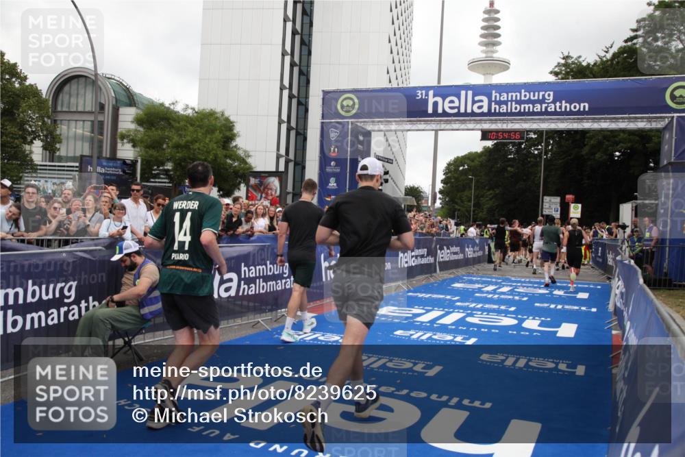29.06.2025 - hella hamburg halbmarathon Michael Strokosch http://msf.ph/oto/8239625 29.06.2025 10:54:55 Ziel 1327, 1506, 2029, 4231, 6994, 10044, 12186, 14660, 16623, 16868, 17261 meine-sportfotos.de