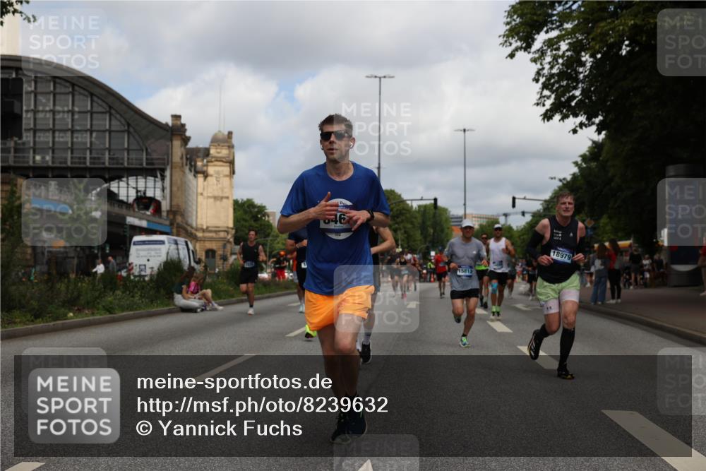 29.06.2025 - hella hamburg halbmarathon Yannick Fuchs http://msf.ph/oto/8239632 29.06.2025 10:34:47 20KM 1603, 1975, 2324, 2714, 2750, 2826, 4381, 4766, 4888, 5375, 5409, 5508, 5803, 6080, 6149, 6152, 6649, 7109, 7495, 7622, 8465, 8467, 8574, 8933, 9294, 10900, 10968, 11731, 12088, 12540, 12704, 12865, 13029, 14699, 14924, 15015, 15424, 15813, 16580, 16761, 17245, 17973, 18614, 18979 meine-sportfotos.de