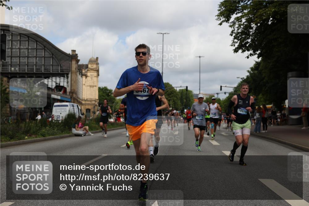 29.06.2025 - hella hamburg halbmarathon Yannick Fuchs http://msf.ph/oto/8239637 29.06.2025 10:34:47 20KM 1603, 1975, 2324, 2714, 2750, 2826, 4381, 4766, 4888, 5375, 5409, 5508, 5803, 6080, 6149, 6152, 6649, 7109, 7495, 7622, 8465, 8467, 8574, 8933, 9294, 10900, 10968, 11731, 12088, 12540, 12704, 12865, 13029, 14699, 14924, 15015, 15424, 15813, 16580, 16761, 17245, 17973, 18614, 18979 meine-sportfotos.de